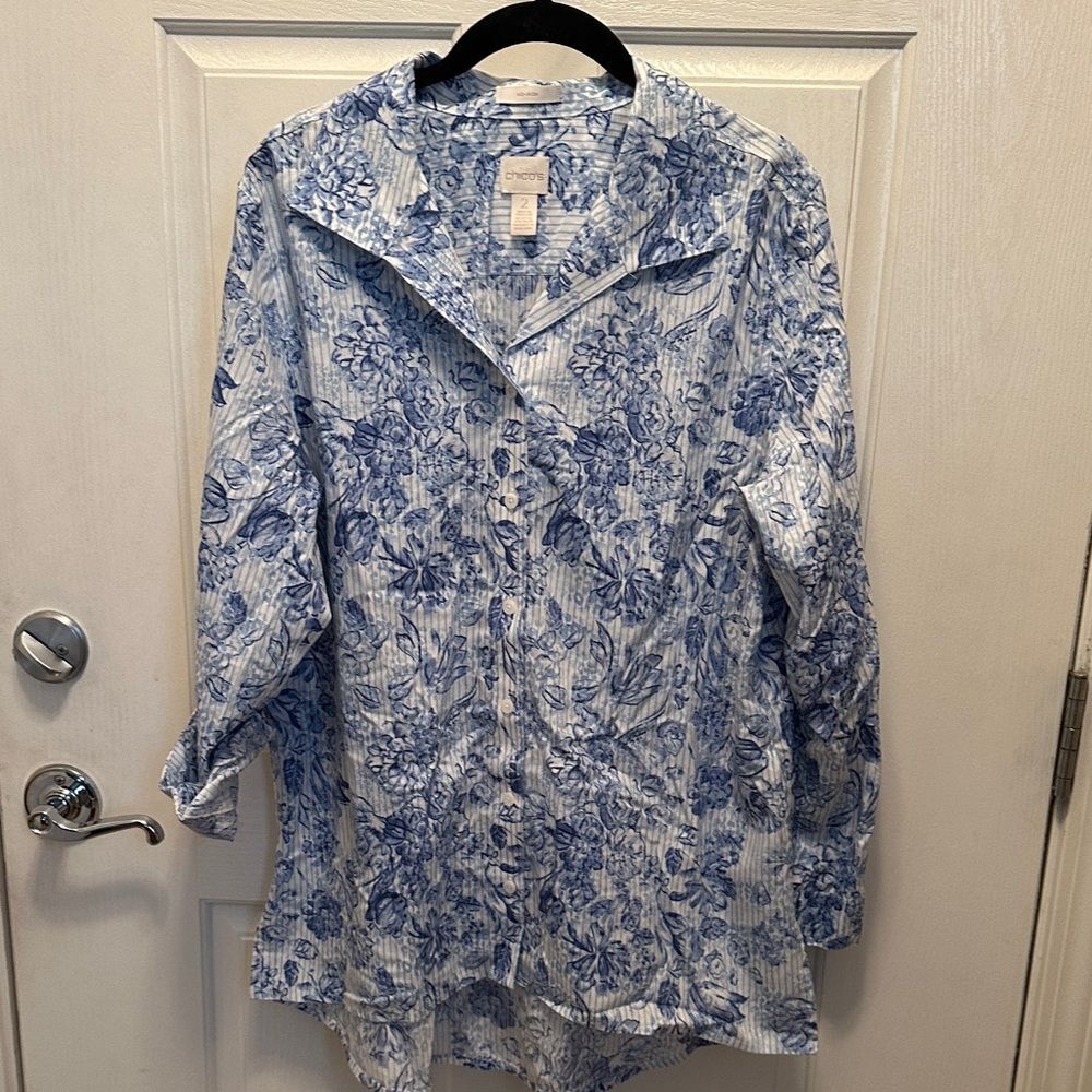 Chico's White and Blue Floral Shirt 100% No Iron Cotton Size 2 (L/12)
